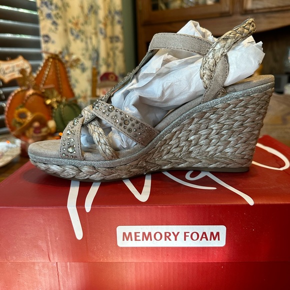 Impo Memory Foam Wedges Size 8 Taupe with rhinestones - Picture 4 of 6